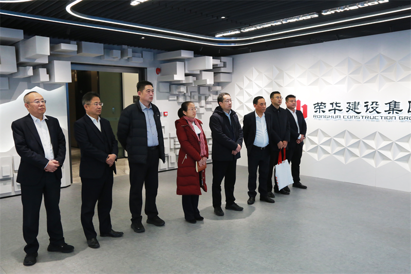 青島市住建局副局長(zhǎng)丁樹更一行蒞臨集團(tuán)公司走訪調(diào)研并送來(lái)感謝信