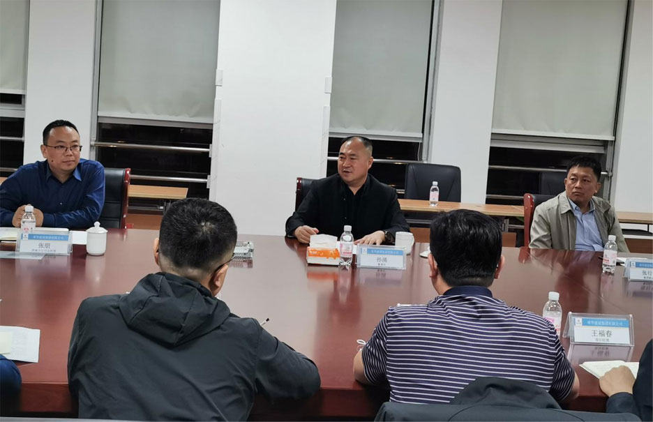 孫涌董事長(zhǎng)蒞臨濟(jì)南分公司視察指導(dǎo)工作10月13日，集團(tuán)公司董事長(zhǎng)孫涌蒞臨濟(jì)南分公司視察指導(dǎo)工作，副總裁兼總工程師張行良陪同視察。 13日下午，孫涌董事長(zhǎng)來(lái)到濟(jì)南分公司駐地，與濟(jì)南分公司總經(jīng)理張朋、項(xiàng)目(圖1)