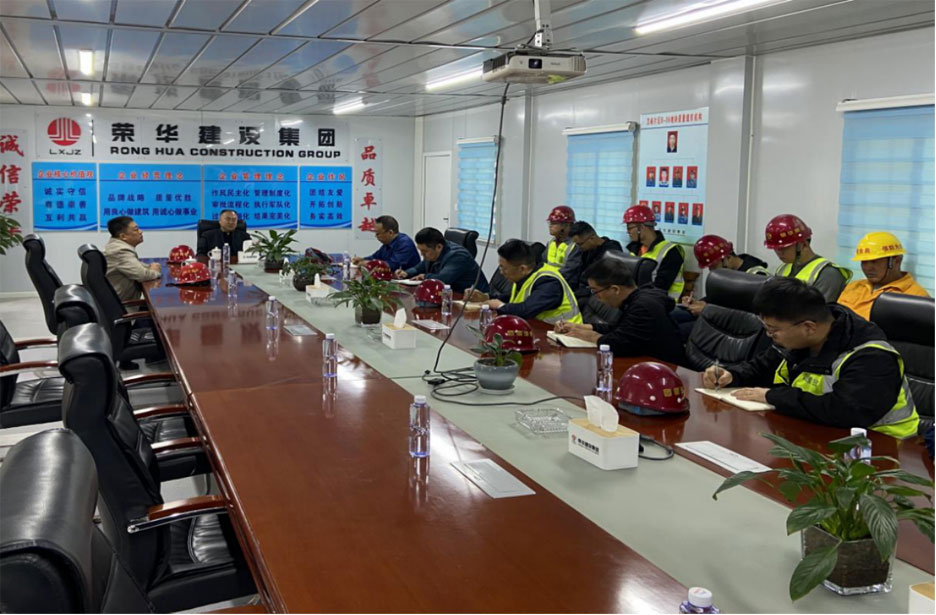 孫涌董事長(zhǎng)蒞臨濟(jì)南分公司視察指導(dǎo)工作10月13日，集團(tuán)公司董事長(zhǎng)孫涌蒞臨濟(jì)南分公司視察指導(dǎo)工作，副總裁兼總工程師張行良陪同視察。 13日下午，孫涌董事長(zhǎng)來(lái)到濟(jì)南分公司駐地，與濟(jì)南分公司總經(jīng)理張朋、項(xiàng)目(圖2)