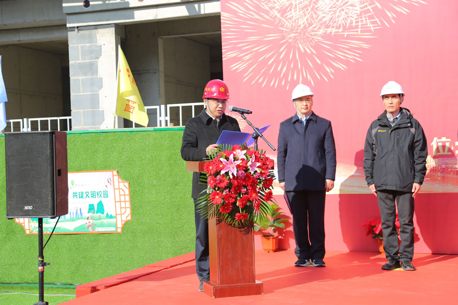 集團公司董事長孫涌出席中國海洋大學(xué)浮山校區(qū)人才公寓項目封頂儀式(圖2)