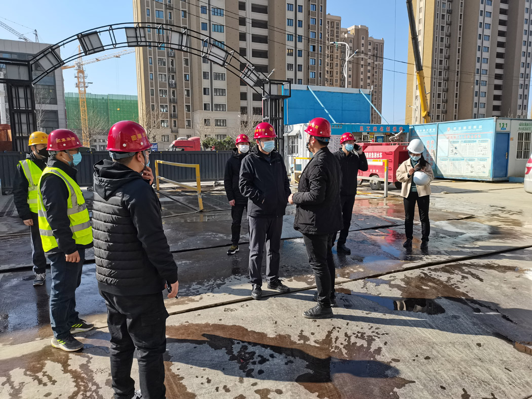 煙臺芝罘區(qū)住建局領(lǐng)導(dǎo)蒞臨集團(tuán)施工的龍湖春江天璽小區(qū)項目指導(dǎo)疫情防控工作(圖1)