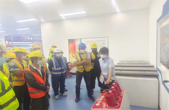 青島自貿(mào)片區(qū)?中德生態(tài)園建筑工人全員體驗式安全教育培訓在榮華（青島）建科“省級建筑施工安全和裝配式施工體驗式教育基地”體驗館內(nèi)正式啟動(圖7)