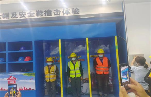 青島自貿(mào)片區(qū)?中德生態(tài)園建筑工人全員體驗式安全教育培訓在榮華（青島）建科“省級建筑施工安全和裝配式施工體驗式教育基地”體驗館內(nèi)正式啟動(圖8)