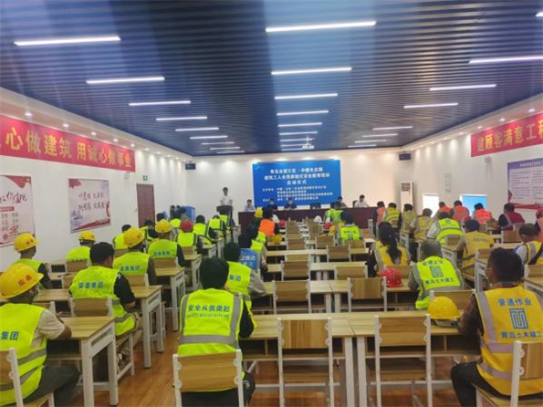 青島自貿(mào)片區(qū)?中德生態(tài)園建筑工人全員體驗式安全教育培訓在榮華（青島）建科“省級建筑施工安全和裝配式施工體驗式教育基地”體驗館內(nèi)正式啟動(圖2)