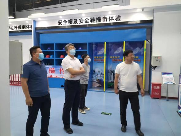 青島自貿(mào)片區(qū)?中德生態(tài)園建筑工人全員體驗式安全教育培訓在榮華（青島）建科“省級建筑施工安全和裝配式施工體驗式教育基地”體驗館內(nèi)正式啟動(圖4)